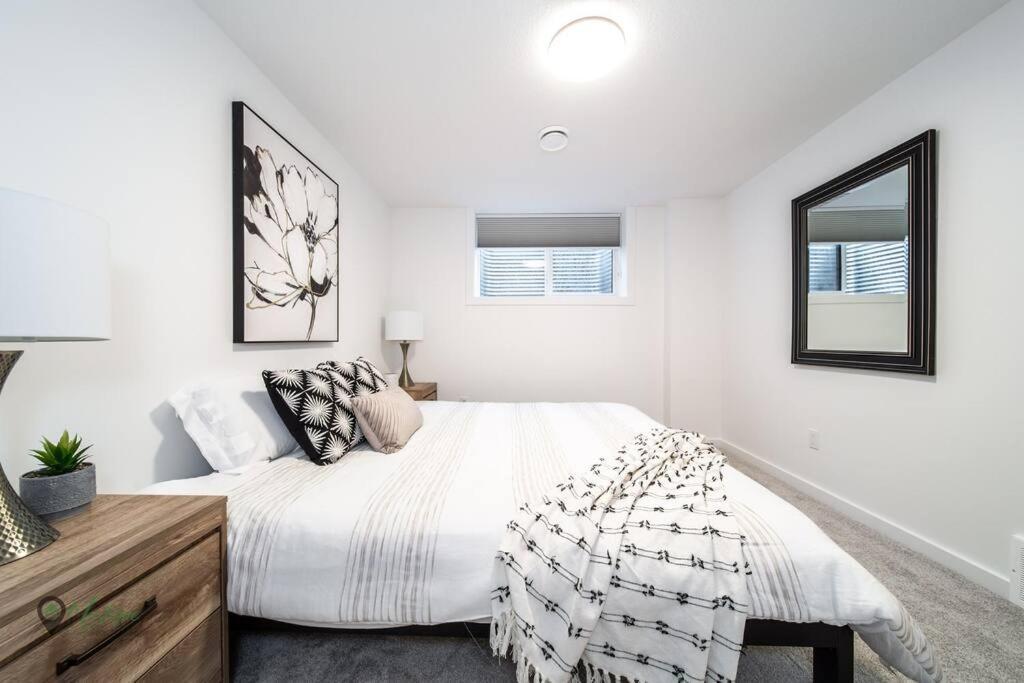 Modern King Bed Near Whyte Ave And U Of A Wifi Edmonton
